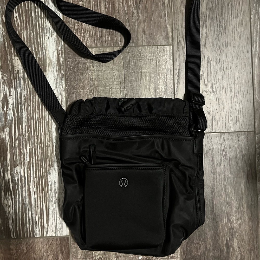 Lululemon small bucket bag - crossbody
